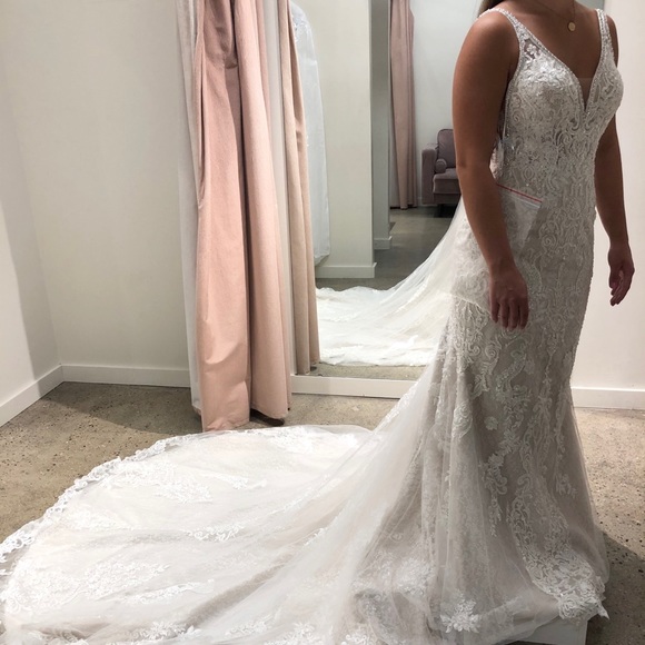 Martina Liana Wedding Gown - Picture 9 of 10